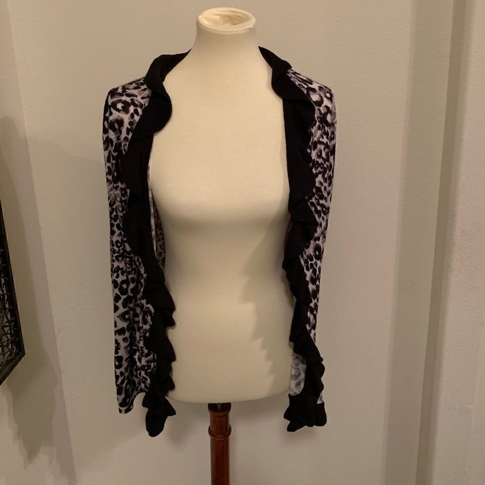 🌼🌼Emma James black and white animal🌼🌼cardigan